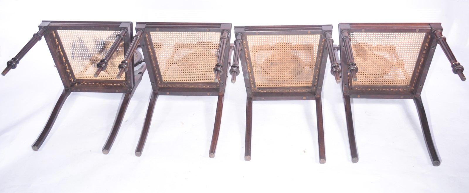 Conjunto com 4 cadeiras singelas de madeira nobre, assentos de... - foto 6 de 6