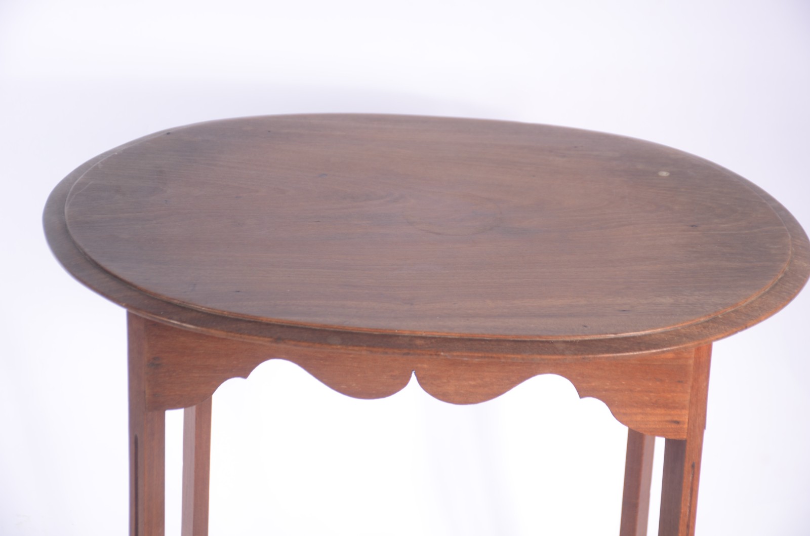 Mesa auxiliar de madeira nobre, tampo feitio oval e saia recortada... - foto 4 de 7