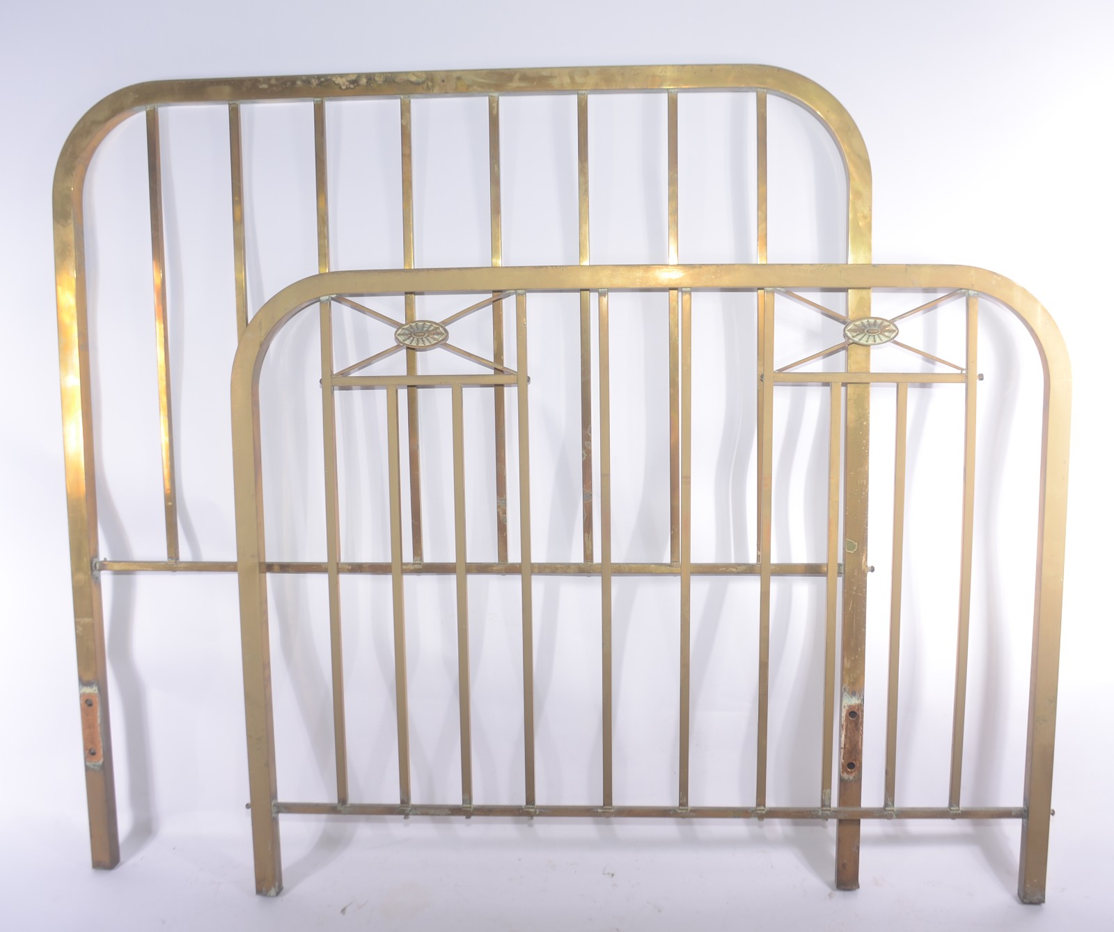 Cama de casal de metal dourado, com estrado. Faltando parafusos... - foto 1 de 9