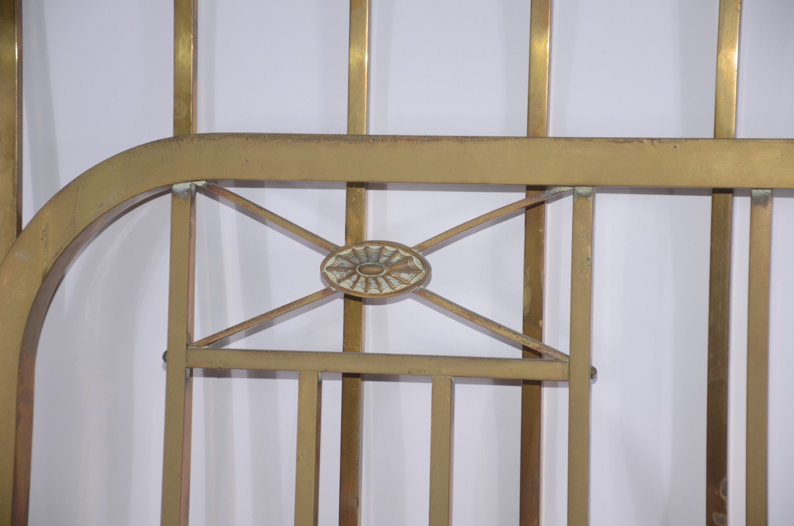 Cama de casal de metal dourado, com estrado. Faltando parafusos... - foto 2 de 9