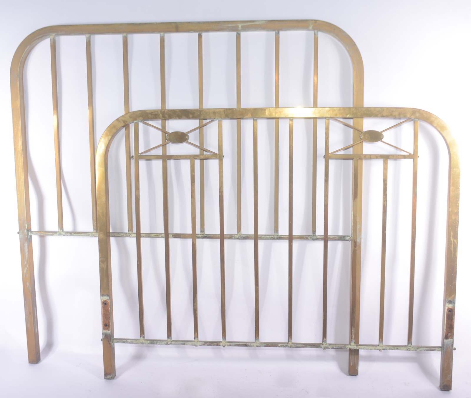 Cama de casal de metal dourado, com estrado. Faltando parafusos... - foto 4 de 9