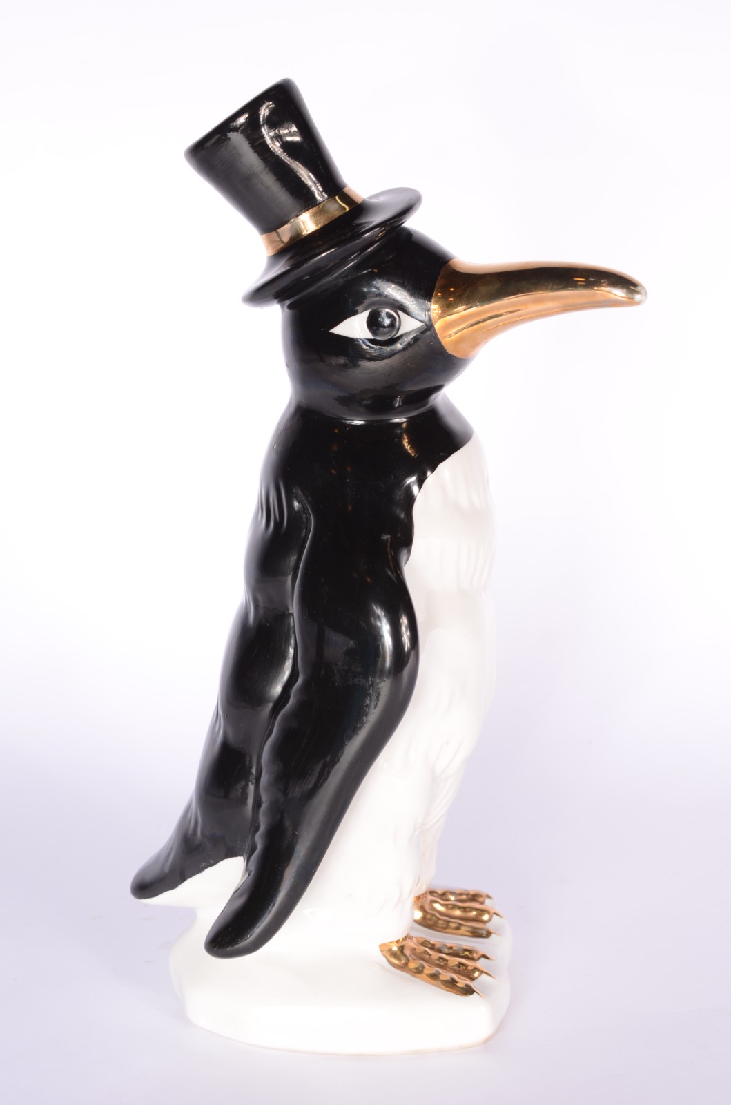 Estatueta de porcelana policromada representando pinguim de cartola. - foto 2 de 7