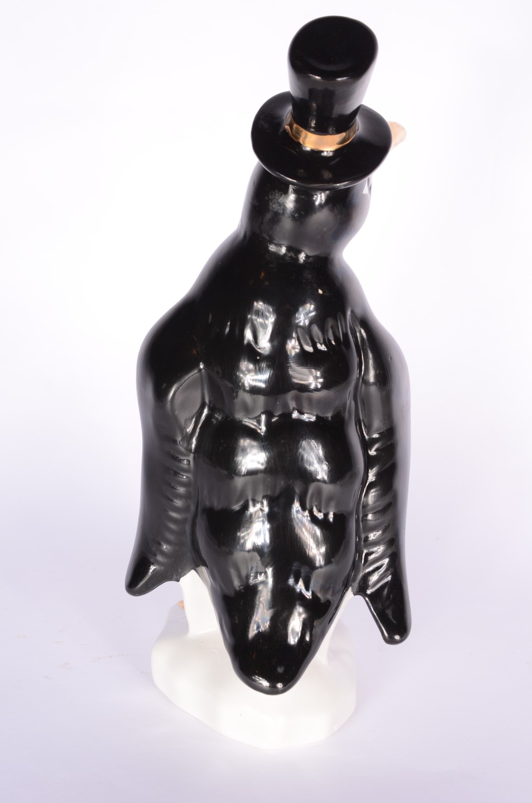 Estatueta de porcelana policromada representando pinguim de cartola. - foto 3 de 7