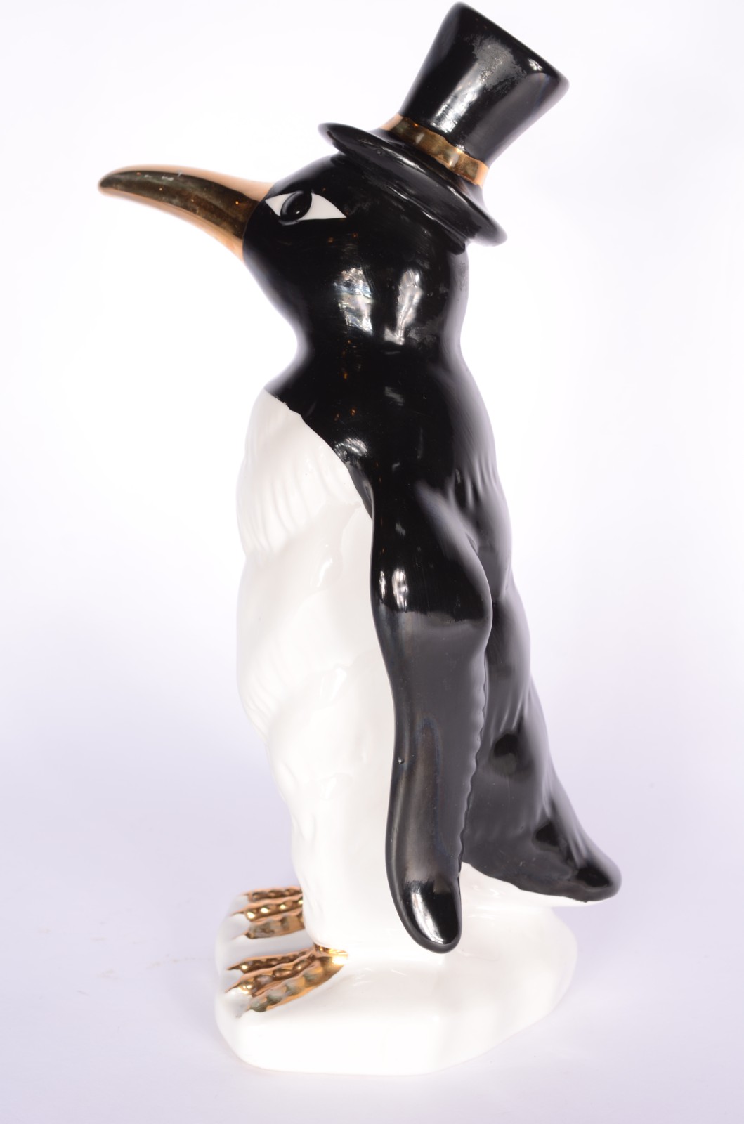 Estatueta de porcelana policromada representando pinguim de cartola. - foto 5 de 7