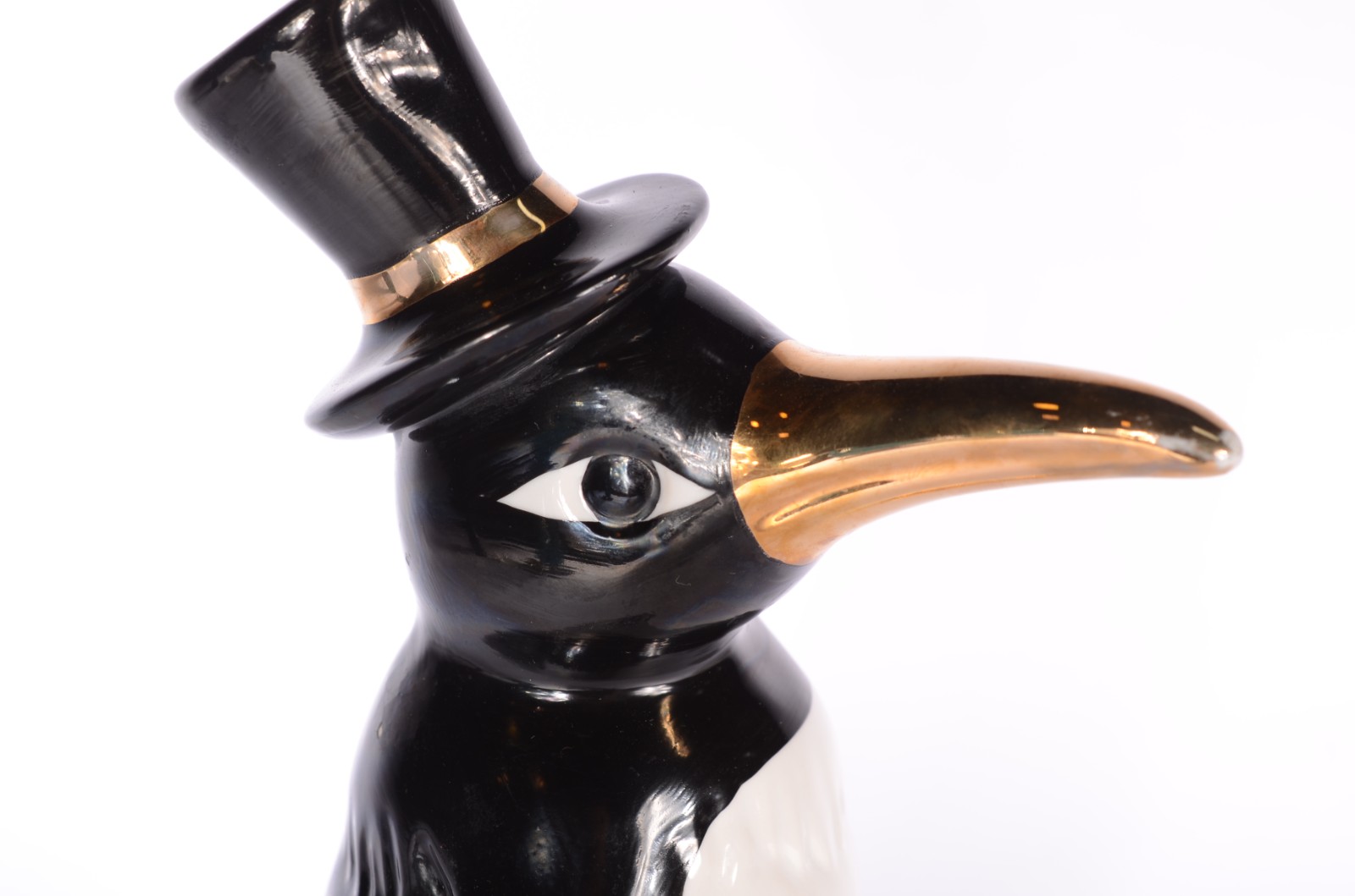 Estatueta de porcelana policromada representando pinguim de cartola. - foto 6 de 7