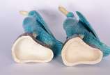 Par de patos de porcelana oriental na cor azul ... - Par de patos de porcelana oriental na cor azul turquesa. Um deles com lascado na asa.