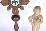 Duas peças sacras de madeira entalhada, sendo: ... - Duas peças sacras de madeira entalhada, sendo: Representação do Espirito Santo na forma de "pomba" com resplendor sobre pedestal: e, Escultura d...
