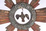 Duas peças sacras de madeira entalhada, sendo: ... - Duas peças sacras de madeira entalhada, sendo: Representação do Espirito Santo na forma de "pomba" com resplendor sobre pedestal: e, Escultura d...