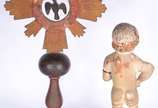Duas peças sacras de madeira entalhada, sendo: ... - Duas peças sacras de madeira entalhada, sendo: Representação do Espirito Santo na forma de "pomba" com resplendor sobre pedestal: e, Escultura d...