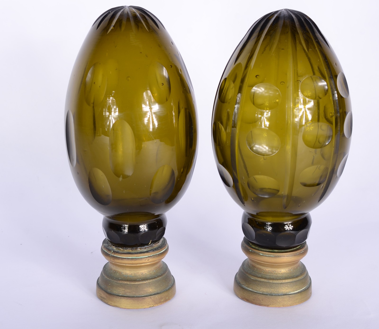 Par de antigas pinhas de cristal verde lapidado com bases de metal. - foto 1 de 6