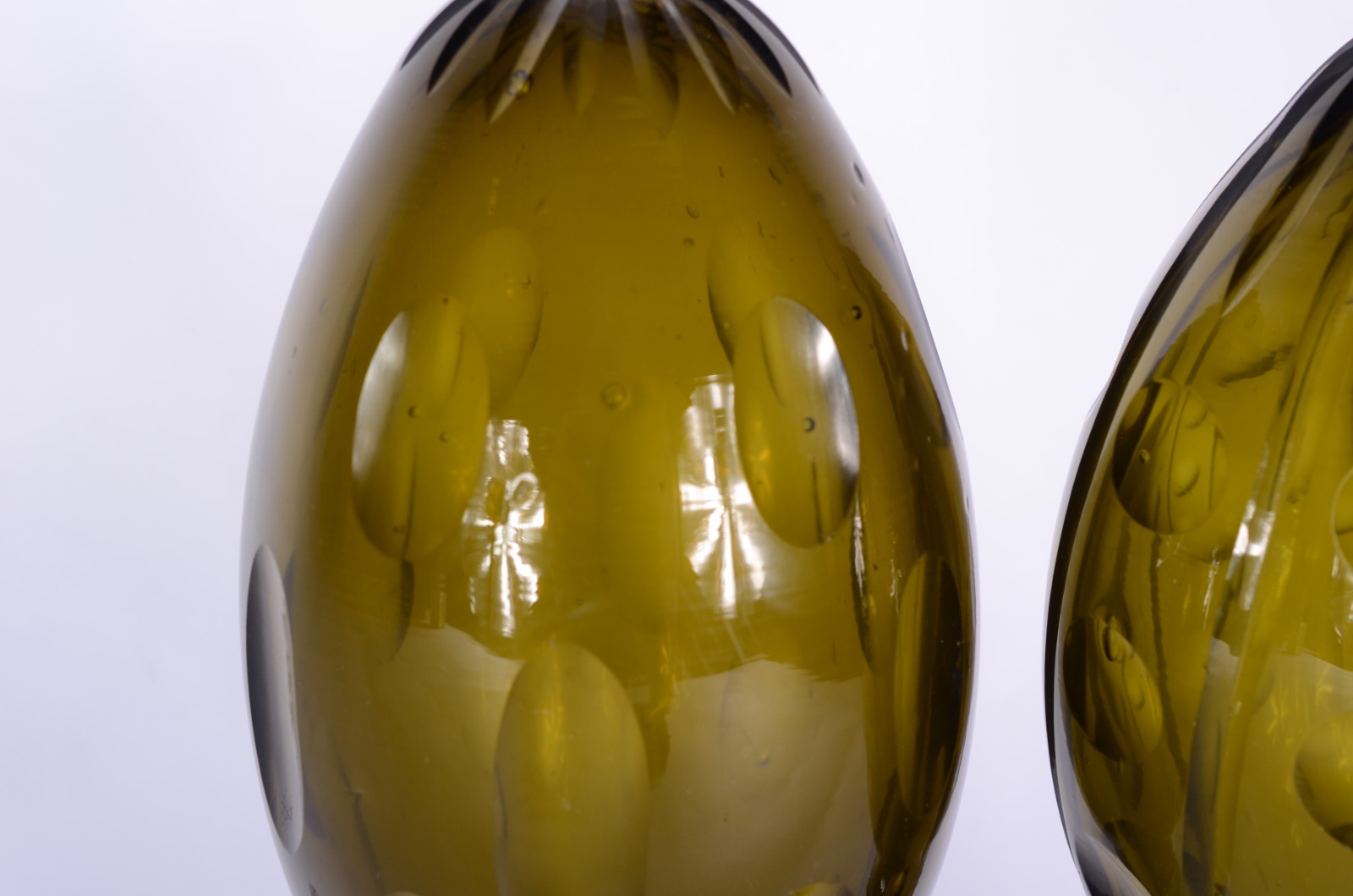 Par de antigas pinhas de cristal verde lapidado com bases de metal. - foto 4 de 6