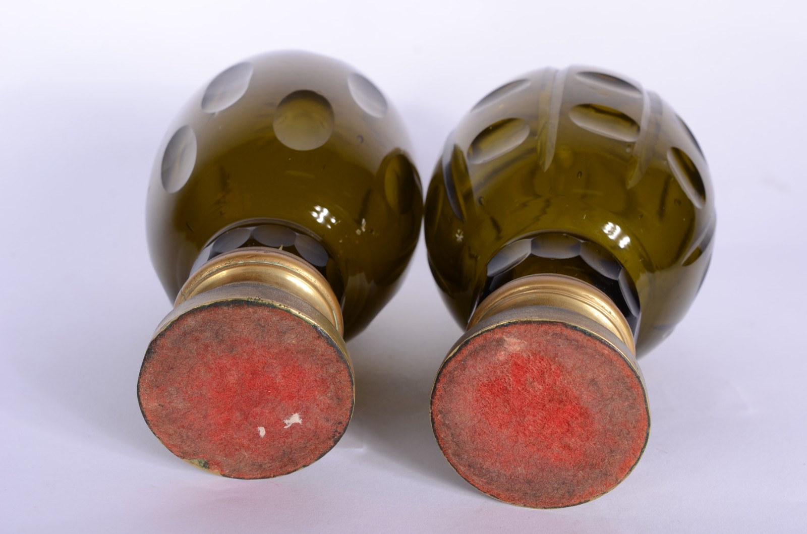 Par de antigas pinhas de cristal verde lapidado com bases de metal. - foto 6 de 6