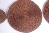 Conjunto de 10 sousplats e 9 porta copos de sis... - Conjunto de 10 sousplats e 9 porta copos de sisal. Total: 19 peças.