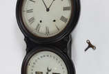 Relógio americano de parede feitio "oito... - Relógio americano de parede feitio "oito", marca Seth Thomas Clock CO., caixa de madeira, mostrador de metal (com desgastes) e calendári...