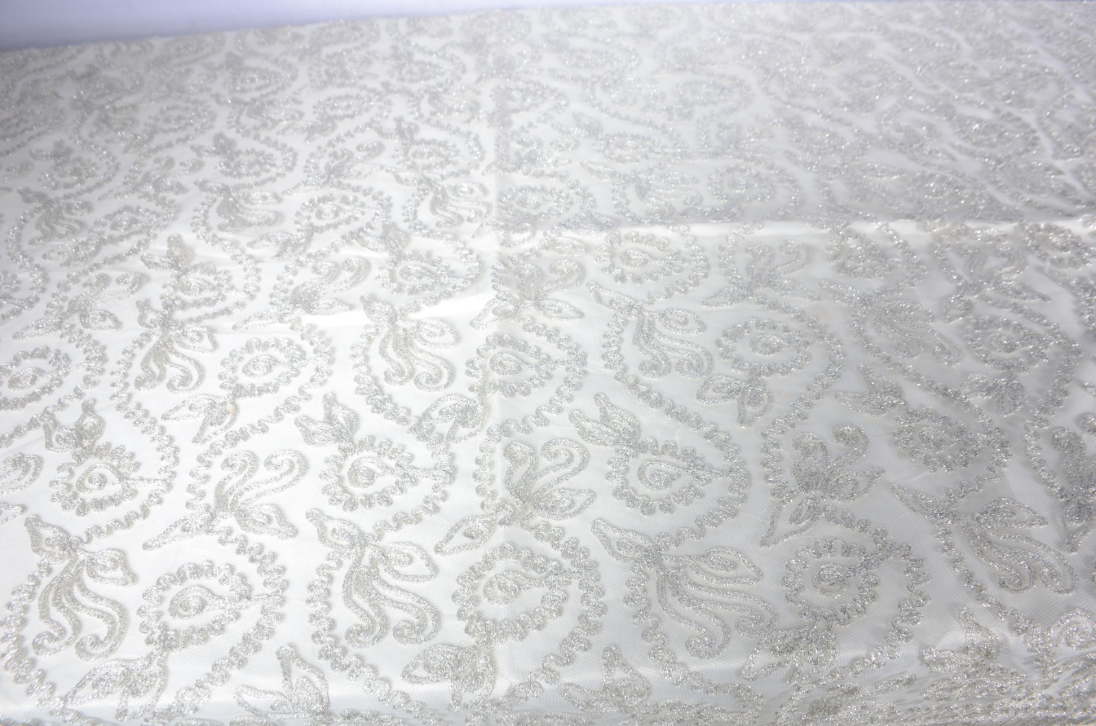 Toalha de mesa branca oriental com soutache prateado. - foto 4 de 6