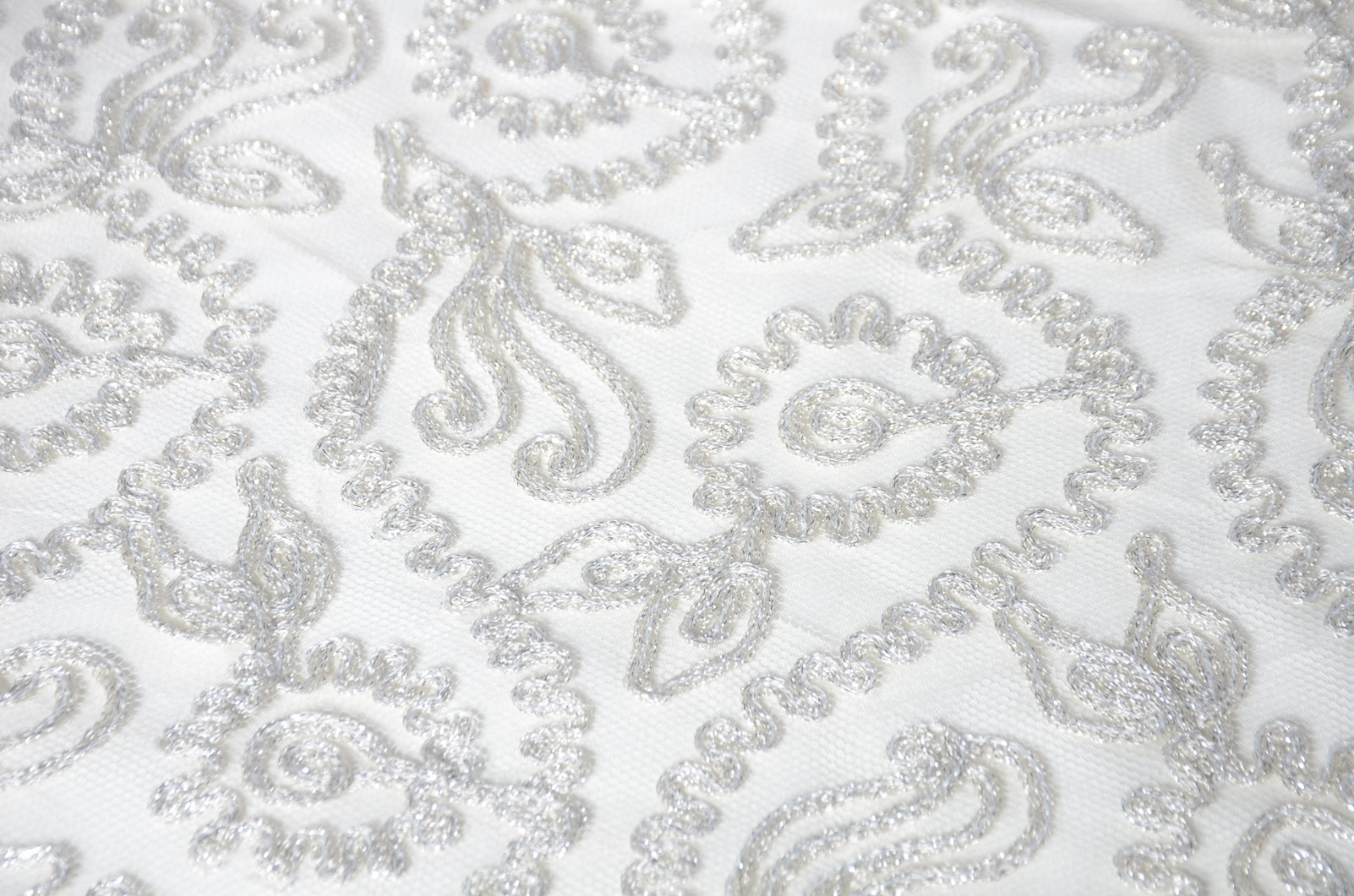 Toalha de mesa branca oriental com soutache prateado. - foto 6 de 6