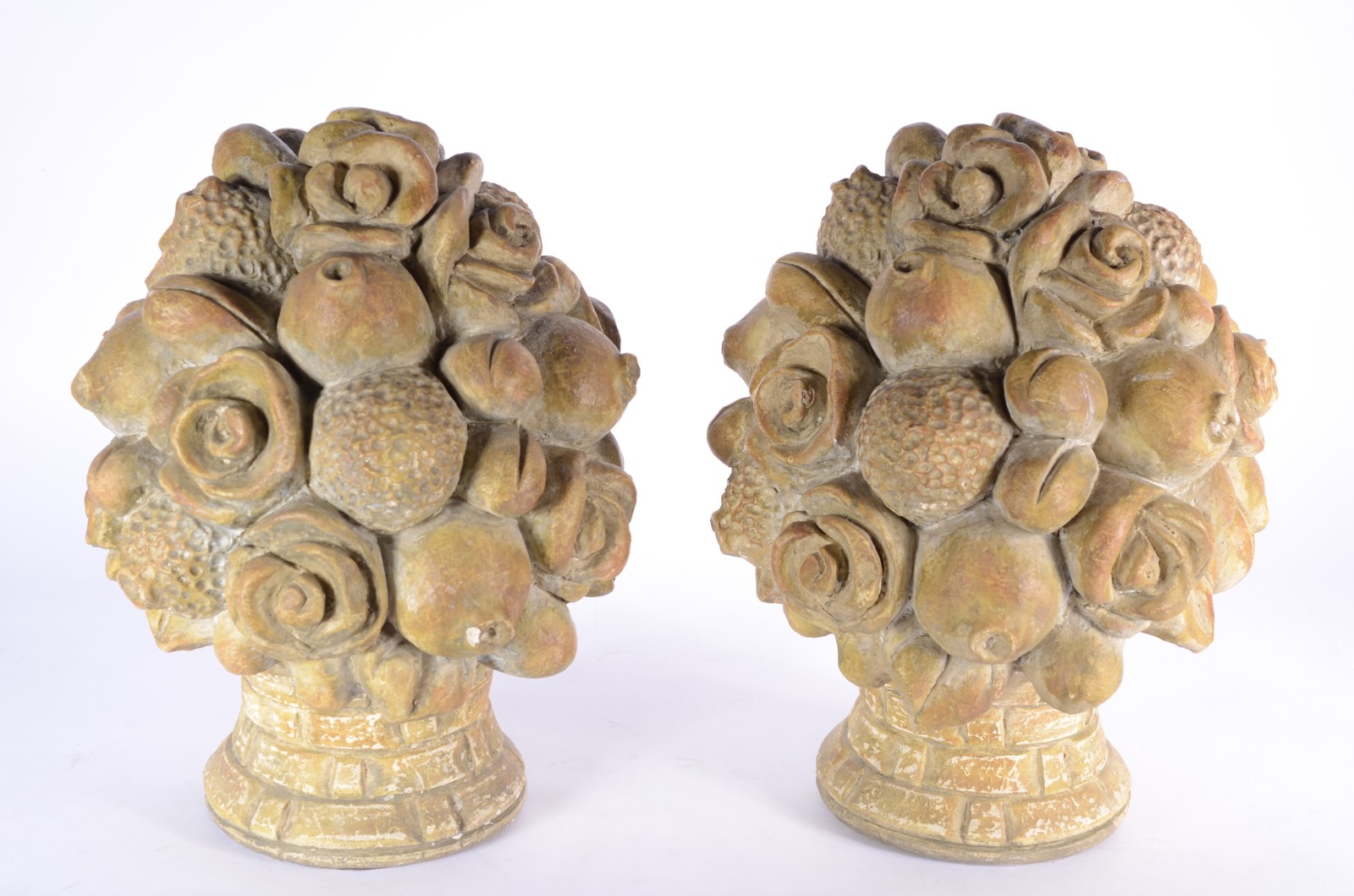 Par de arranjos florais decorativos em estuque policromado. - foto 1 de 11