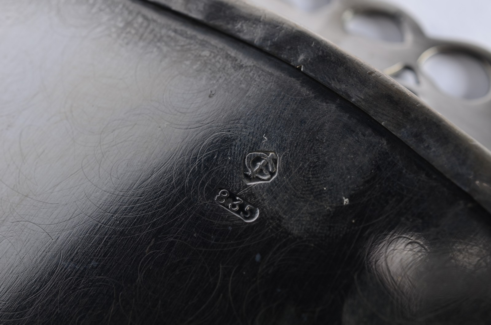 Salva de prata, contraste 835 mls, fundo cinzelado com galeria vazada... - foto 9 de 9