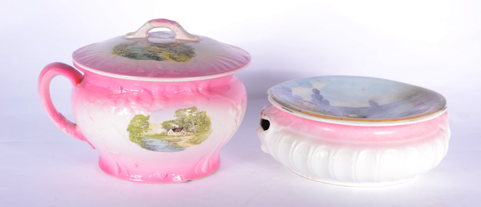 Duas peças de porcelana, sendo: escarradeira e urinol com tampa de... - foto 1 de 10