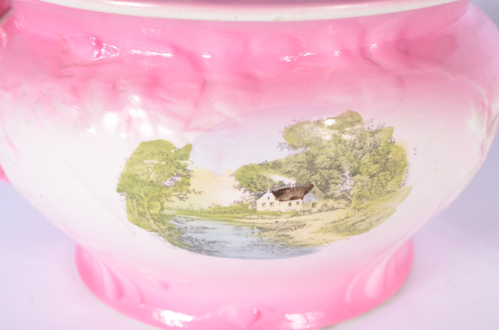 Duas peças de porcelana, sendo: escarradeira e urinol com tampa de... - foto 2 de 10