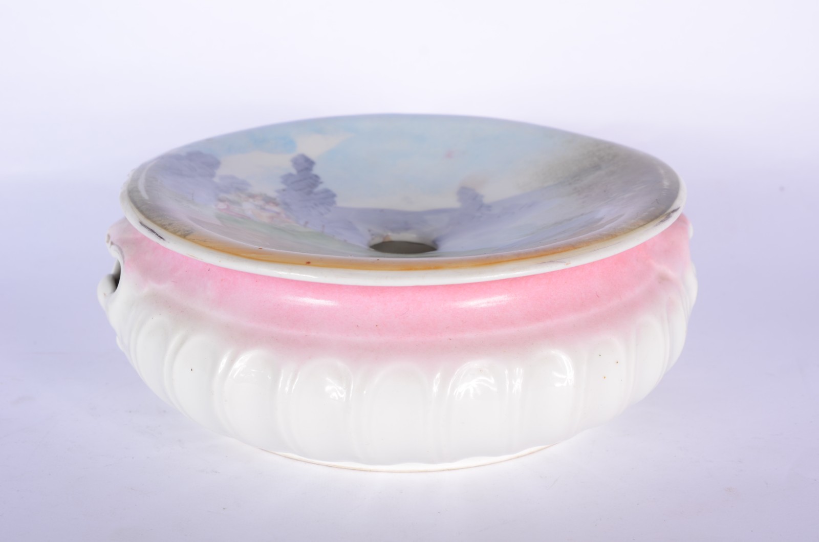 Duas peças de porcelana, sendo: escarradeira e urinol com tampa de... - foto 3 de 10