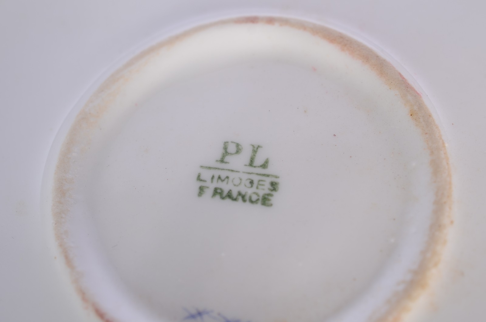 Duas peças de porcelana, sendo: escarradeira e urinol com tampa de... - foto 6 de 10