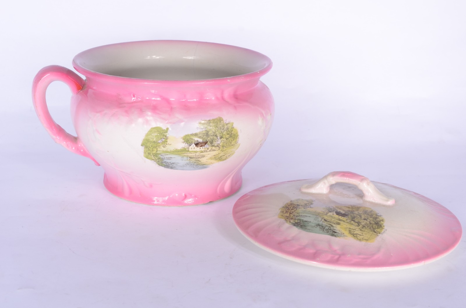 Duas peças de porcelana, sendo: escarradeira e urinol com tampa de... - foto 8 de 10