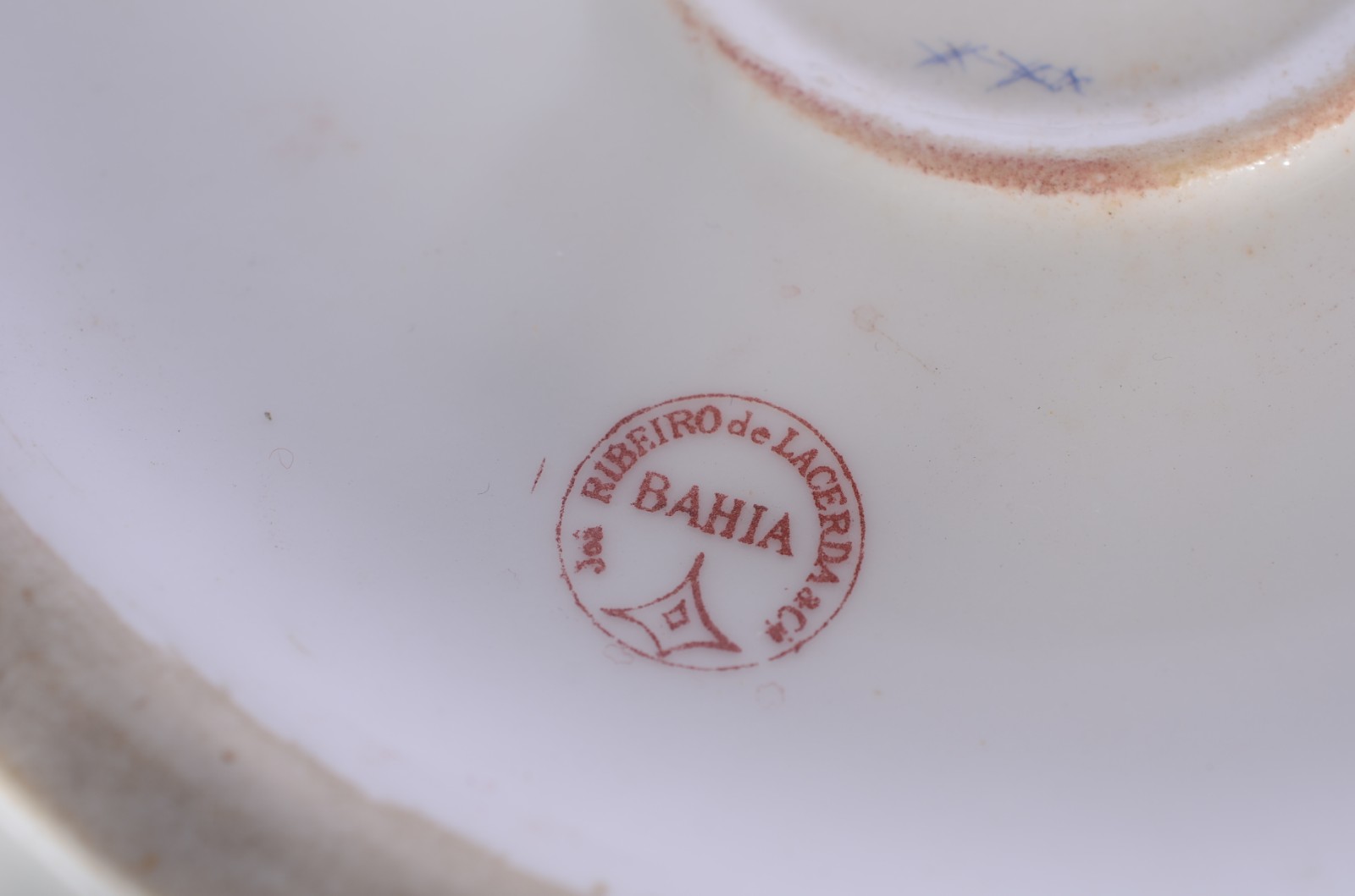 Duas peças de porcelana, sendo: escarradeira e urinol com tampa de... - foto 9 de 10