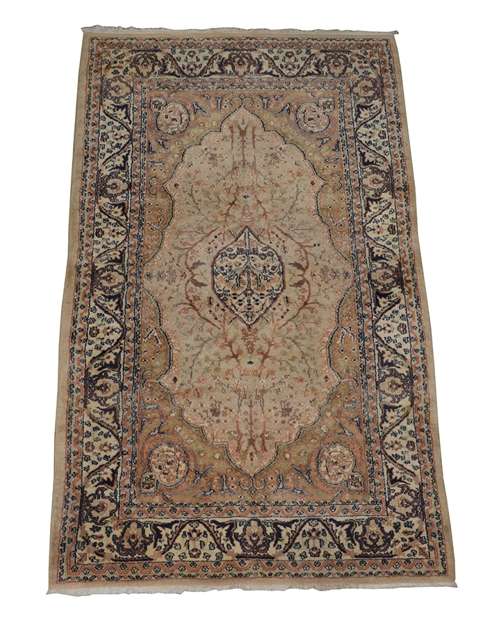 Tapete Kashmere indiano. Medidas 1,67 x 0,97 m.