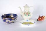 Quatro peças diversas, sendo: bowl com dragão, ... - Quatro peças diversas, sendo: bowl com dragão, bule de porcelana com flores em policromia, cinzeiro e cabeça de raposa em policromia.
