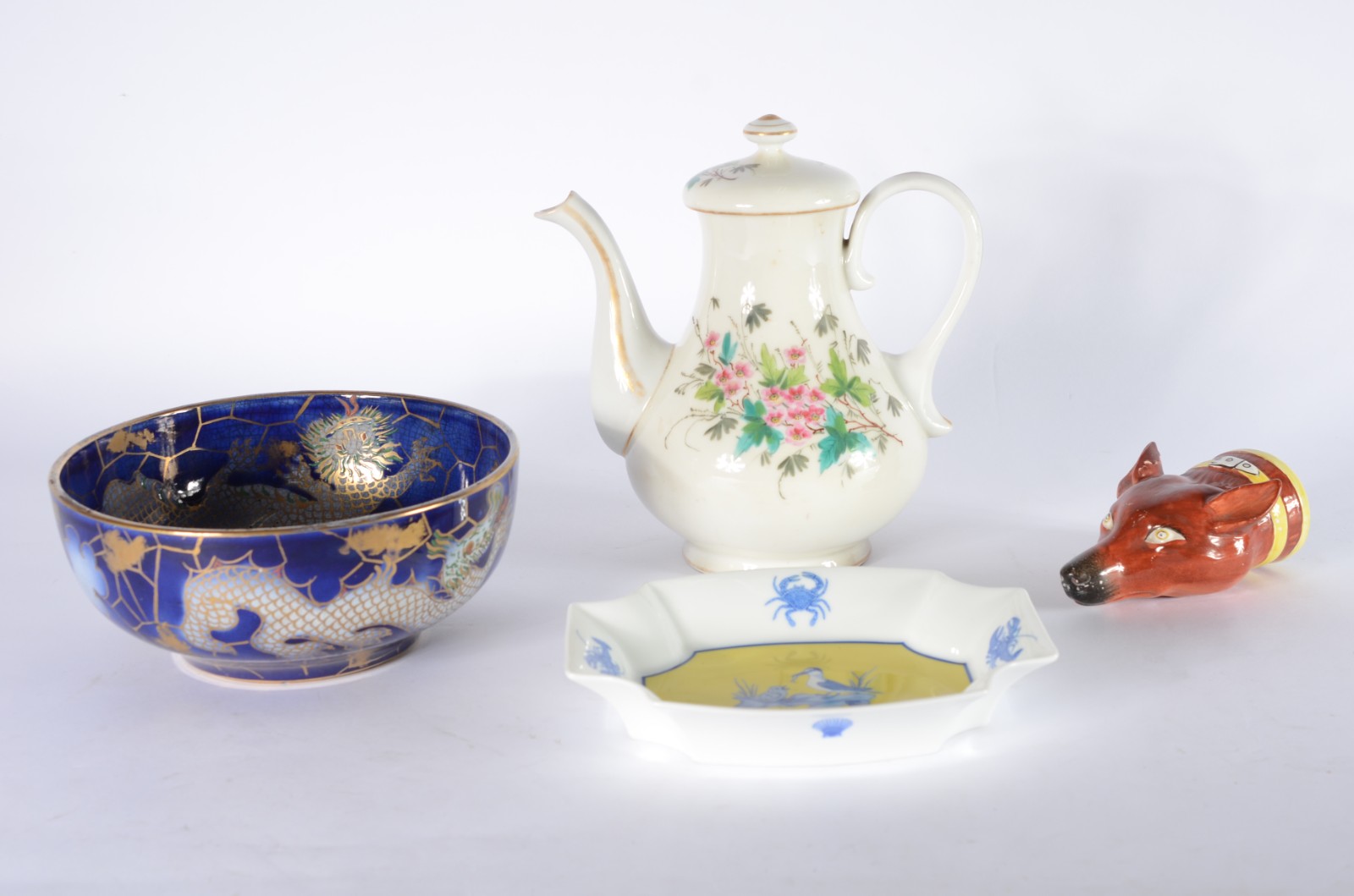 Quatro peças diversas, sendo: bowl com dragão, bule de porcelana com... - foto 1 de 11
