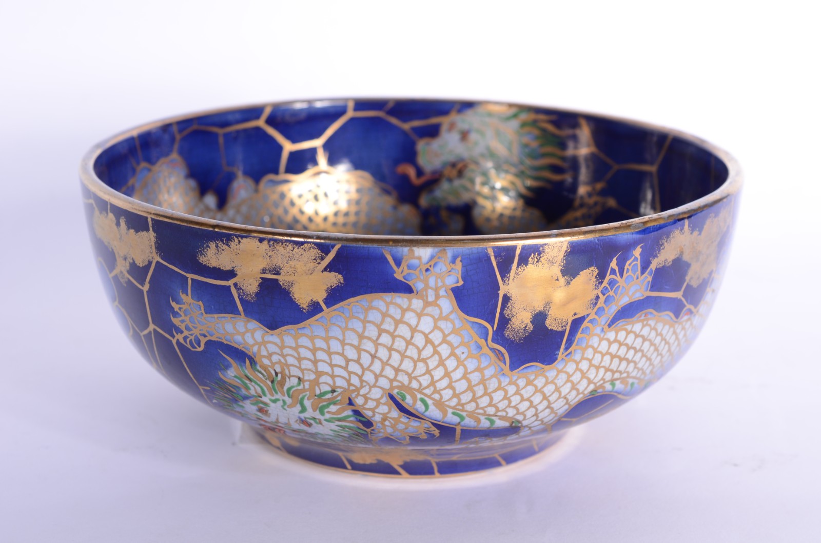 Quatro peças diversas, sendo: bowl com dragão, bule de porcelana com... - foto 2 de 11