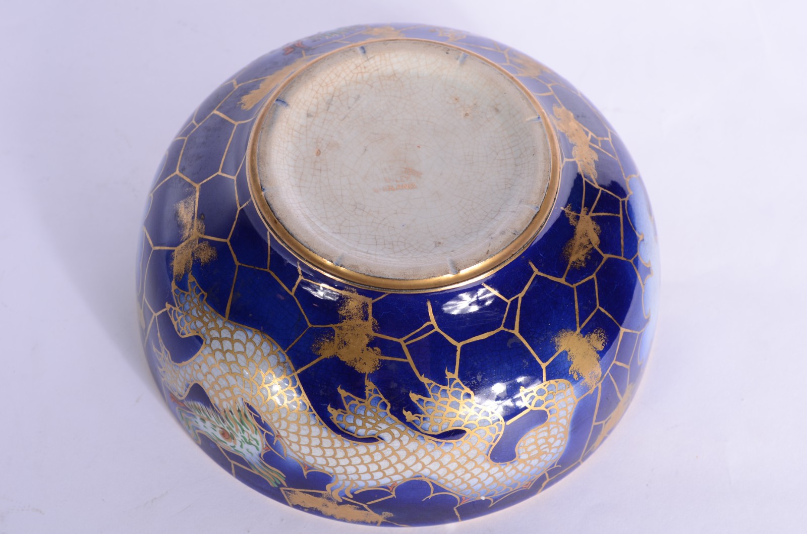 Quatro peças diversas, sendo: bowl com dragão, bule de porcelana com... - foto 3 de 11