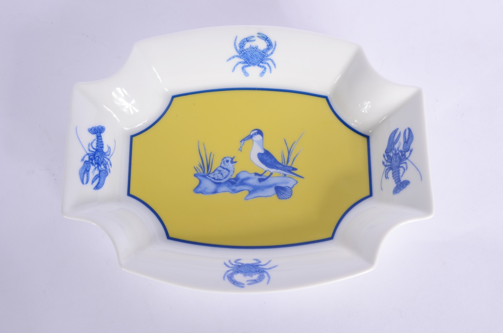 Quatro peças diversas, sendo: bowl com dragão, bule de porcelana com... - foto 8 de 11