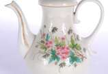 Quatro peças diversas, sendo: bowl com dragão, ... - Quatro peças diversas, sendo: bowl com dragão, bule de porcelana com flores em policromia, cinzeiro e cabeça de raposa em policromia.