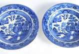 STAFFORDSHIRE,  - Par de pratos de faiança inglesa "azul pombinho". Um com borda quebrada. Com craquelê e desgastes.