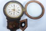 Ansonia Clock Company (1851-2006),  - Relógio de parede com caixa de madeira, mostrador com algarismos romanos e calendários externo com os dias do mes. Acompanha a chave. Desgastes. Máqui