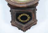Ansonia Clock Company (1851-2006),  - Relógio de parede com caixa de madeira, mostrador com algarismos romanos e calendários externo com os dias do mes. Acompanha a chave. Desgastes. Máqui