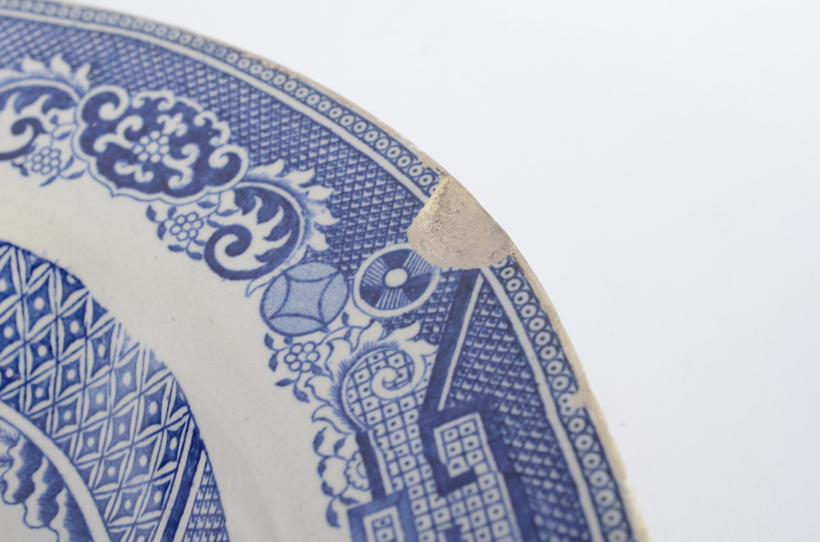 Três travessas de faiança inglesa "azul pombinho". Com rachaduras e... - foto 4 de 9
