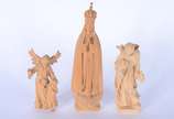 Três imagens de madeira, sendo: São Francisco, ... - Três imagens de madeira, sendo: São Francisco, Nossa Senhora de Fátima e anjo da guarda.