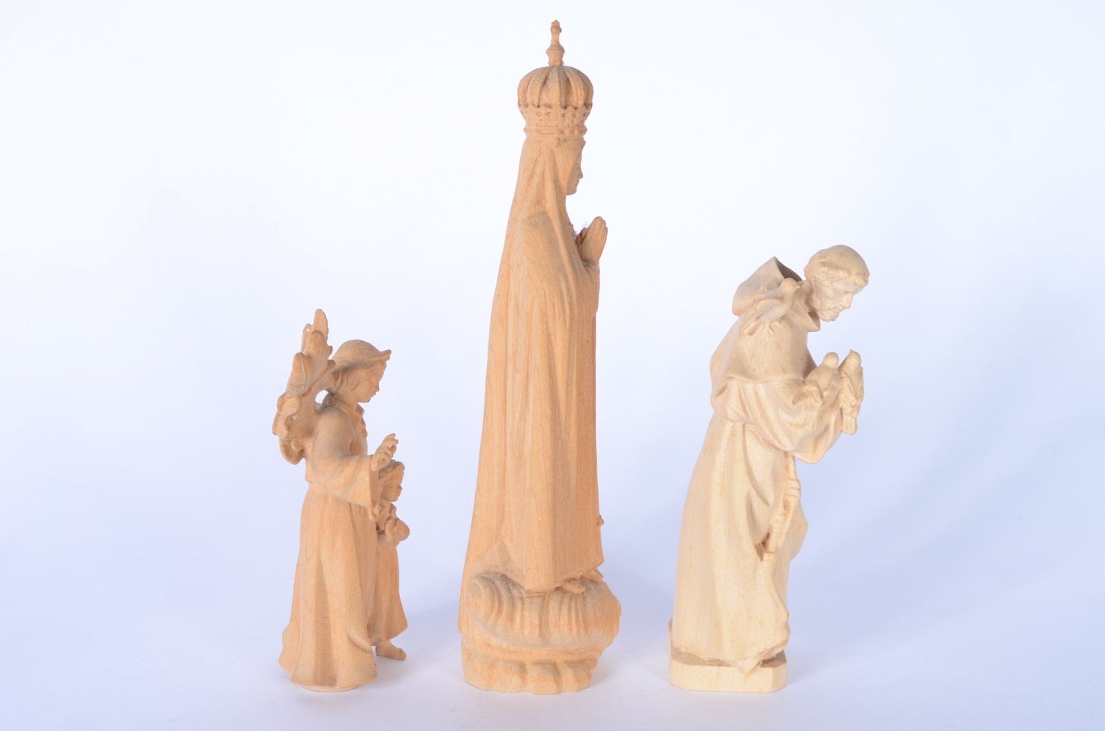 Três imagens de madeira, sendo: São Francisco, Nossa Senhora de... - foto 5 de 8