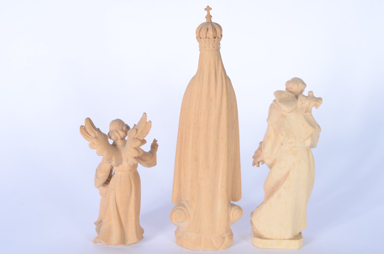 Três imagens de madeira, sendo: São Francisco, Nossa Senhora de... - foto 6 de 8