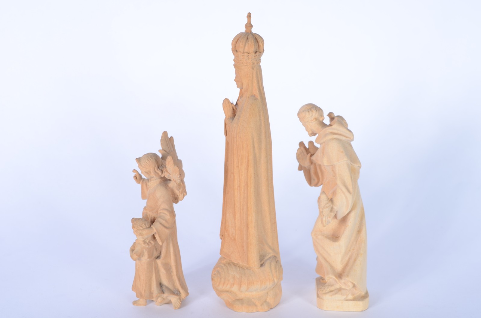 Três imagens de madeira, sendo: São Francisco, Nossa Senhora de... - foto 7 de 8