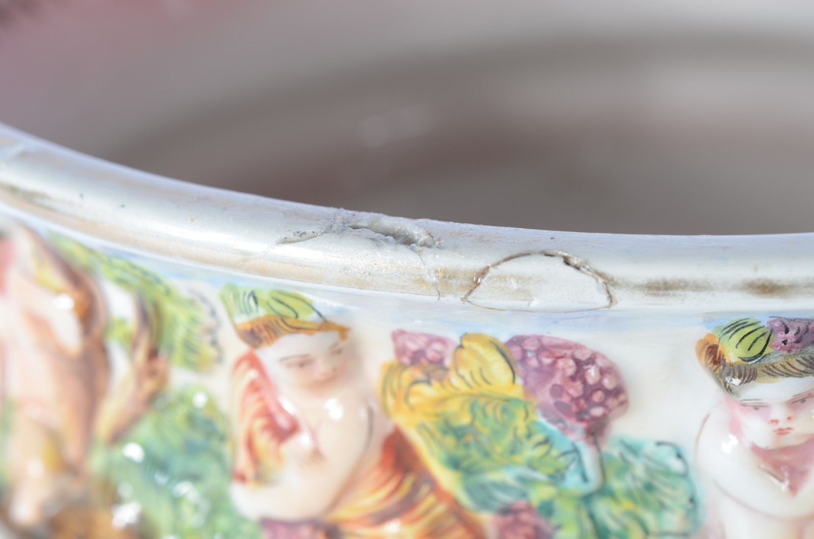 Fruteira de porcelana italiana Capo Di Monti, decorada com figuras de... - foto 6 de 6