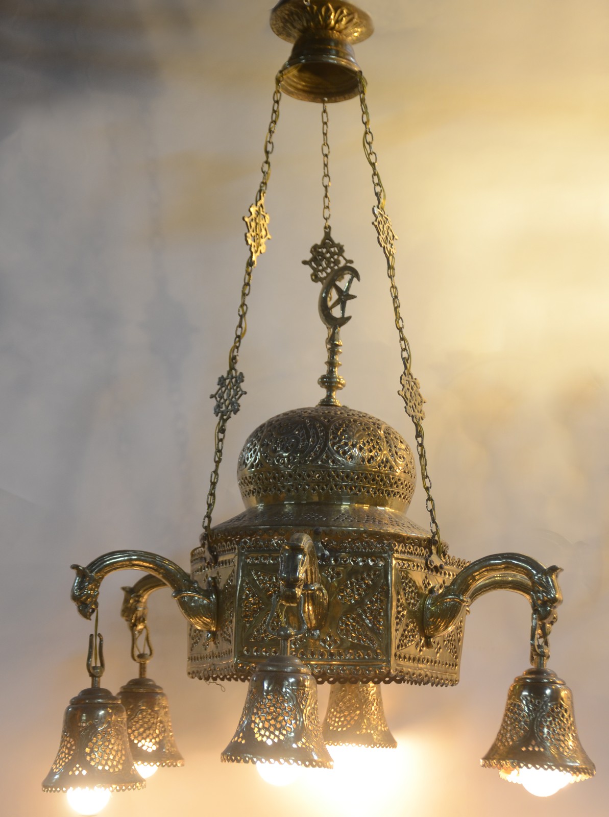 Lustre oriental de metal dourado com vazados, feitio sextavado... - foto 2 de 8