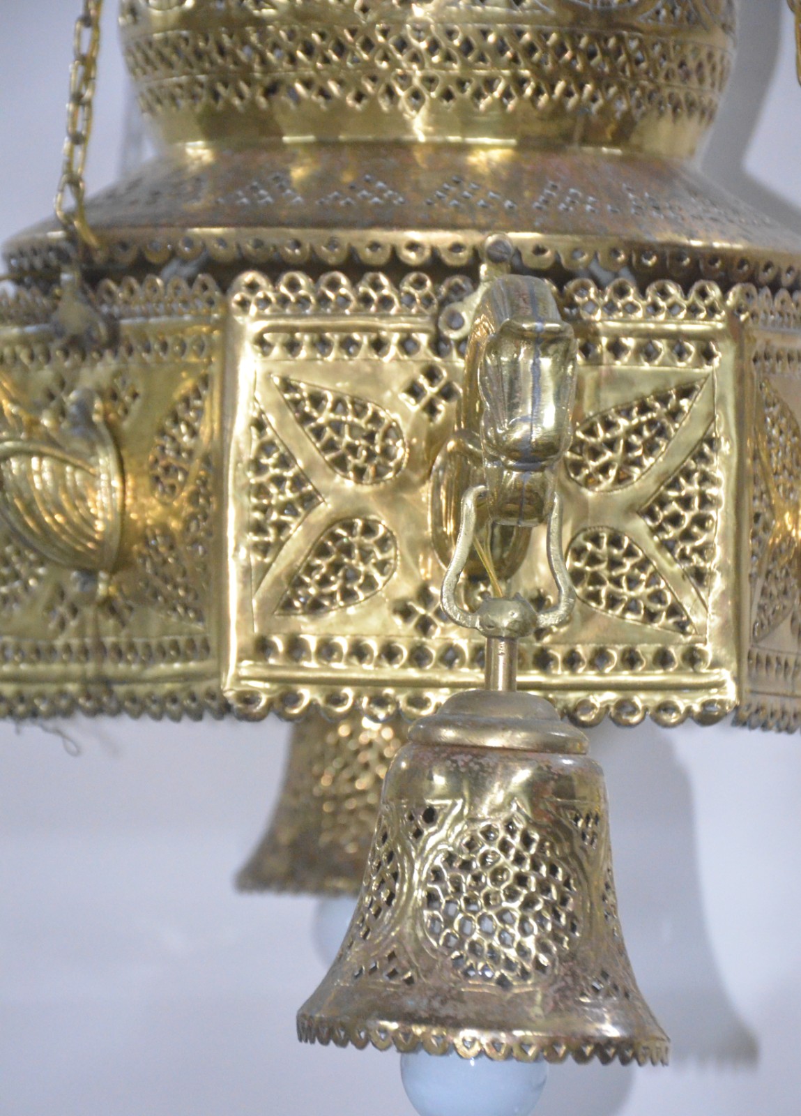 Lustre oriental de metal dourado com vazados, feitio sextavado... - foto 3 de 8