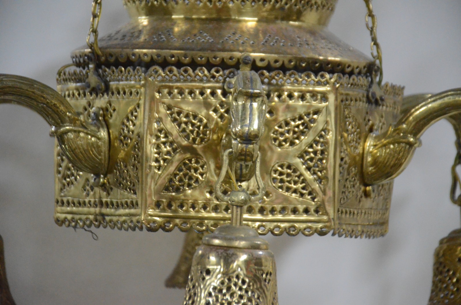 Lustre oriental de metal dourado com vazados, feitio sextavado... - foto 5 de 8