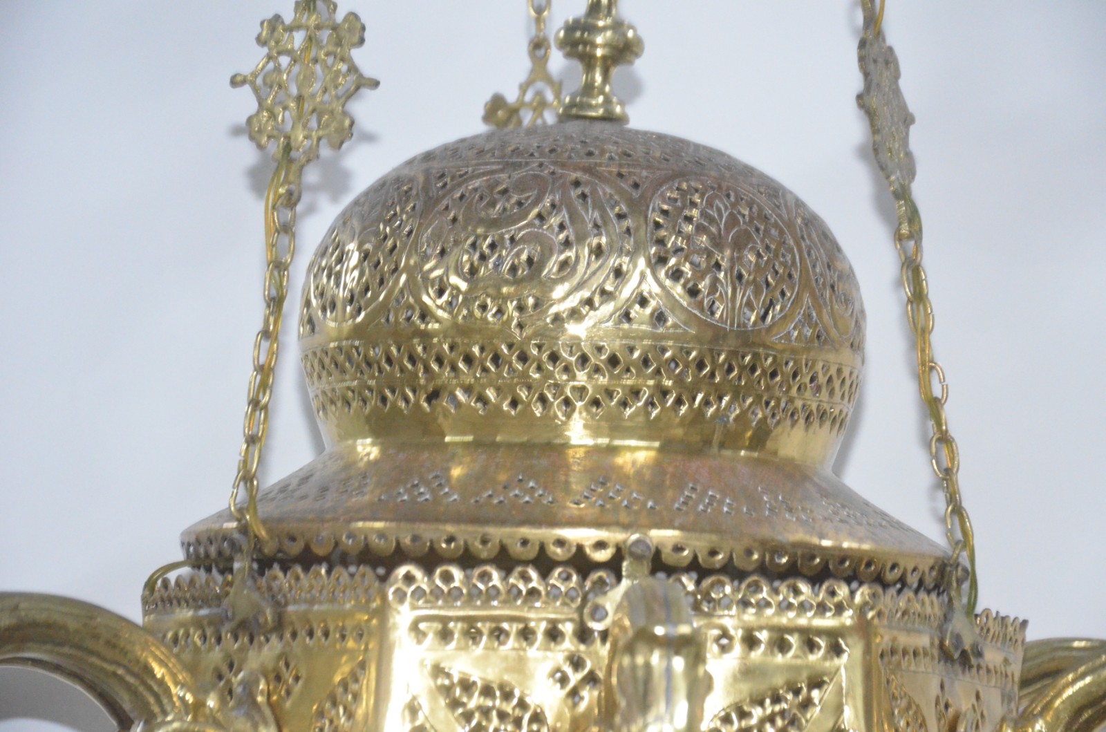 Lustre oriental de metal dourado com vazados, feitio sextavado... - foto 6 de 8