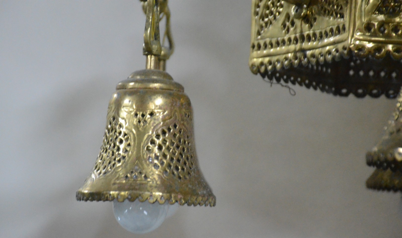Lustre oriental de metal dourado com vazados, feitio sextavado... - foto 7 de 8