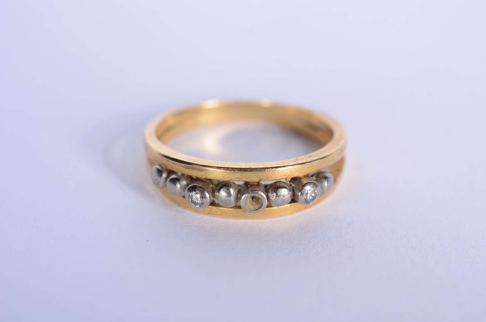 Anel de ouro 18 k., com brilhantes, aro 20. Faltando um brilhante... - foto 1 de 6